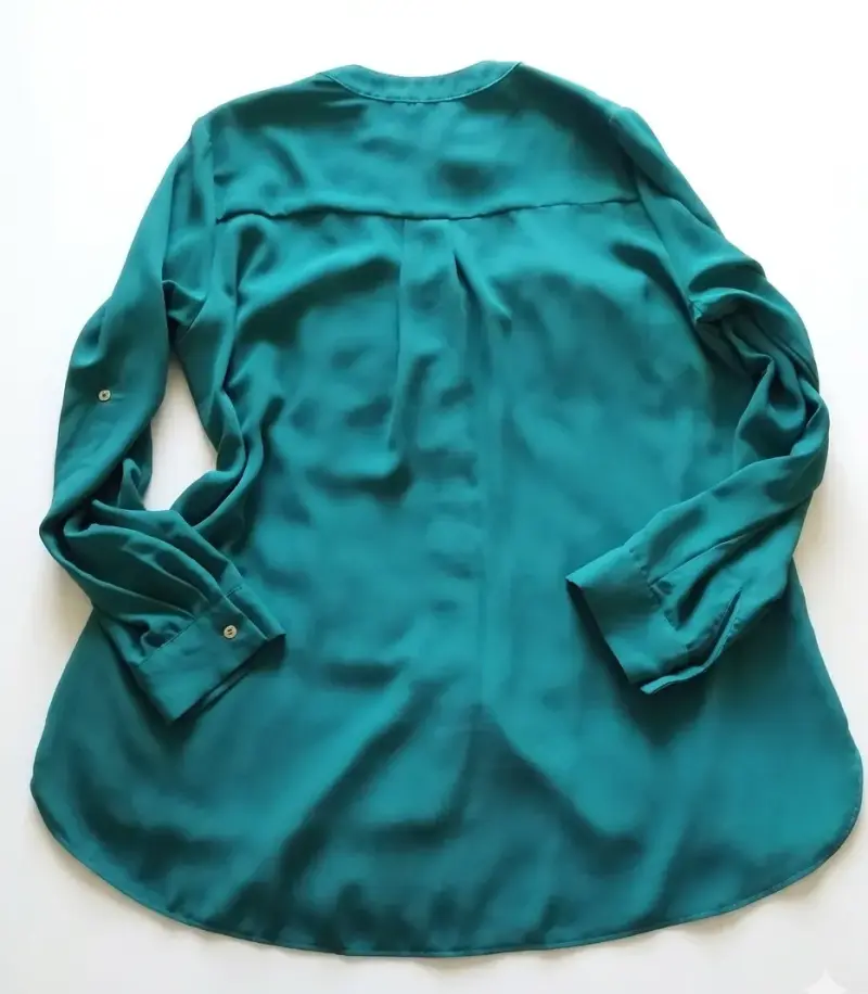 Blusa turquesa con tachas decorativos - 2