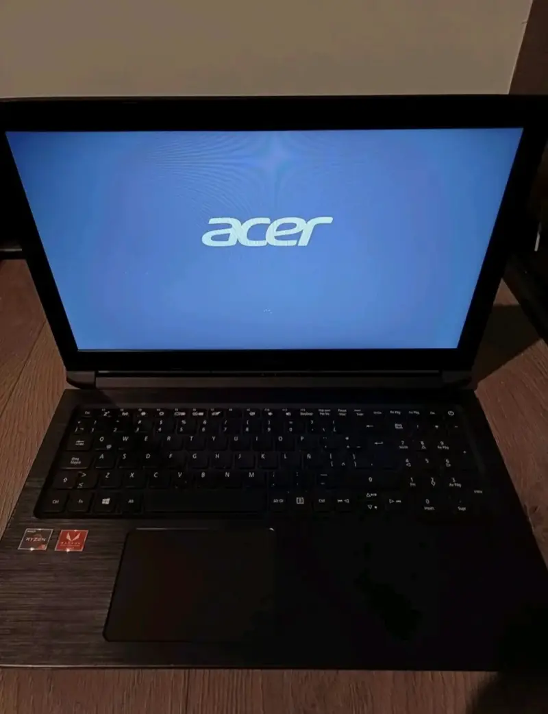 Laptop Acer  aspire 3 buen estado - 2
