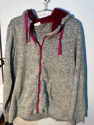 Polerón de lana conl capucha gris y burdeos - miniatura 1