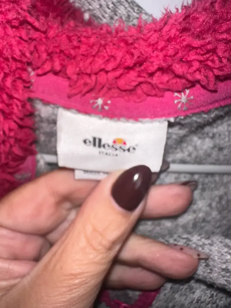 Polerón de lana conl capucha gris y burdeos - 3