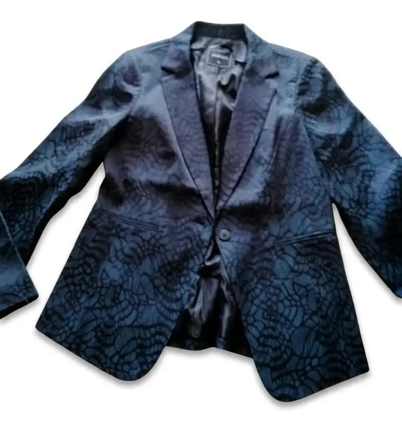 Blazer azul con diseño floral en negro - 1