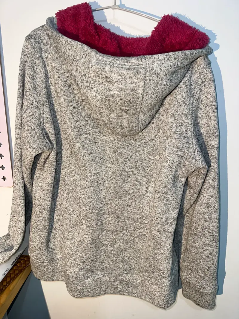 Polerón de lana conl capucha gris y burdeos - 4