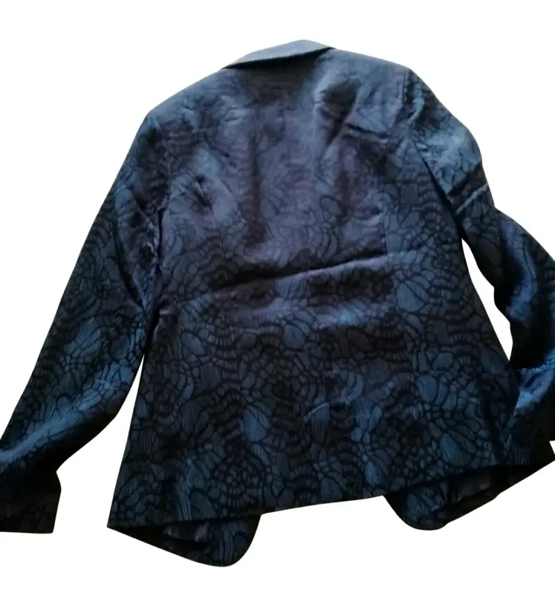 Blazer azul con diseño floral en negro - 2