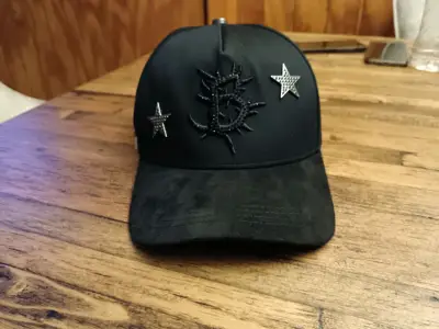 Gorra barbas con diseño de estrellas bordadas - miniatura 1