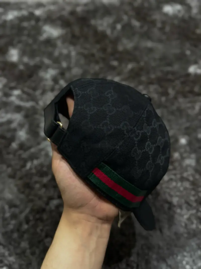 Gorra negra Gucci con diseño clásico - 2