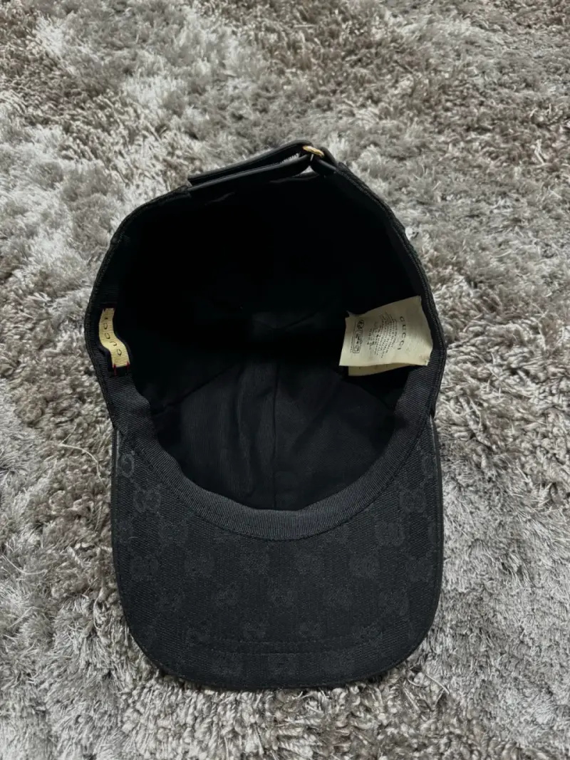 Gorra negra Gucci con diseño clásico - 5