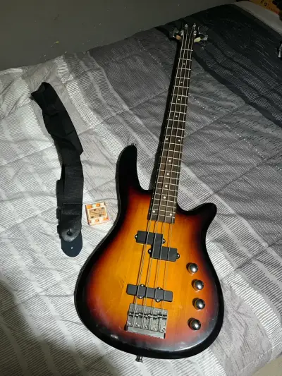 Bajo eléctrico Mercury con amplificador - miniatura 1