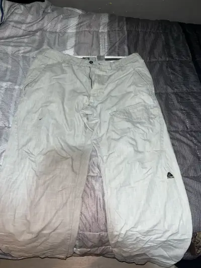 Pantalones cargo beige Nike ACG talla 34 - miniatura 2
