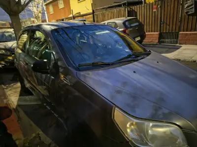 Auto compacto gris en buen estado - miniatura 2