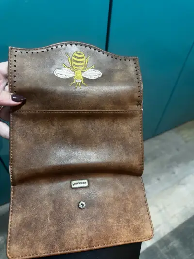 Billetera de cuero con bordado de abeja Humana - miniatura 2