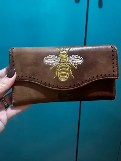 Billetera de cuero con bordado de abeja Humana - miniatura 4