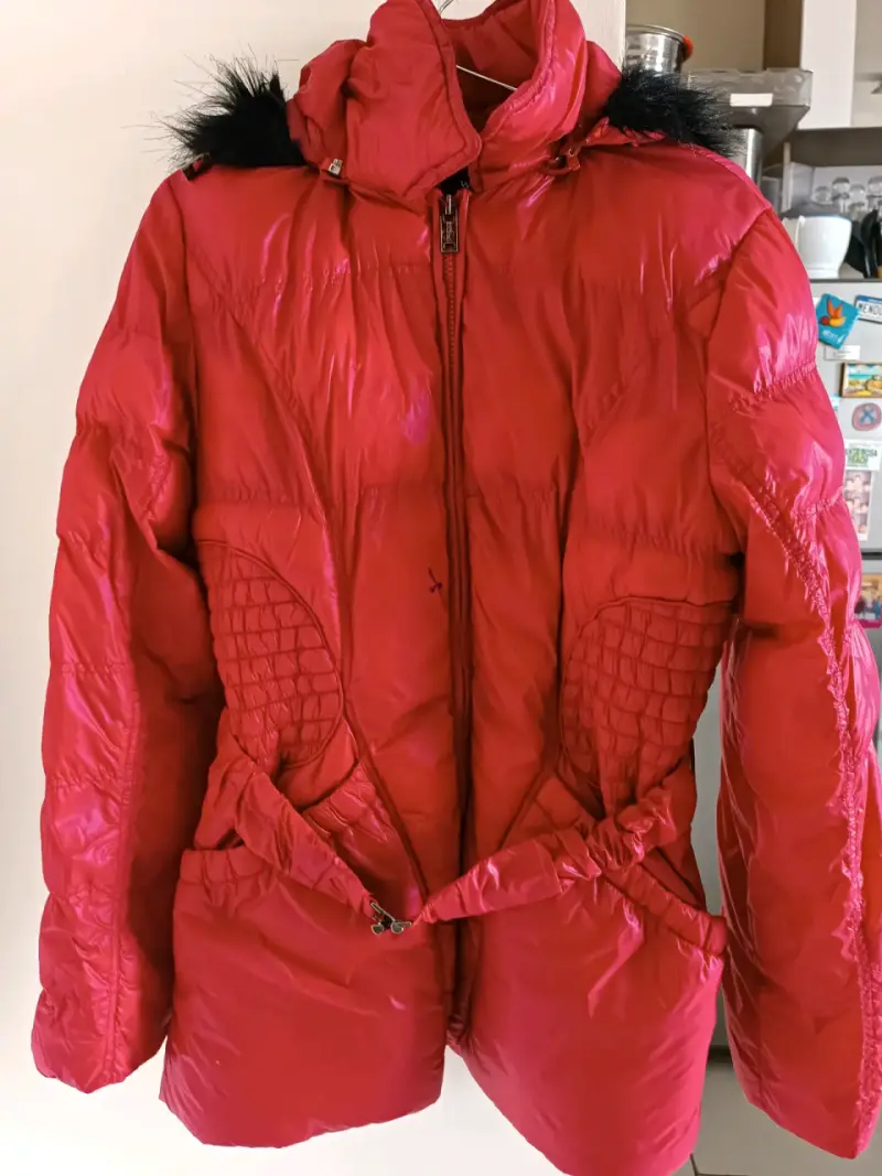 Chaqueta de invierno roja con capucha de piel sintética - 1