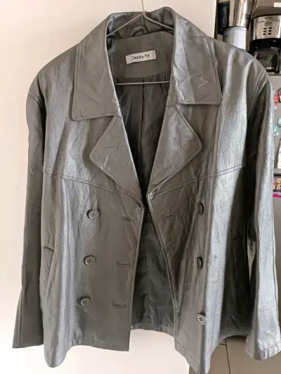 Chaqueta de invierno roja con capucha de piel sintética - miniatura 2