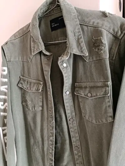 Chaqueta de invierno roja con capucha de piel sintética - miniatura 3