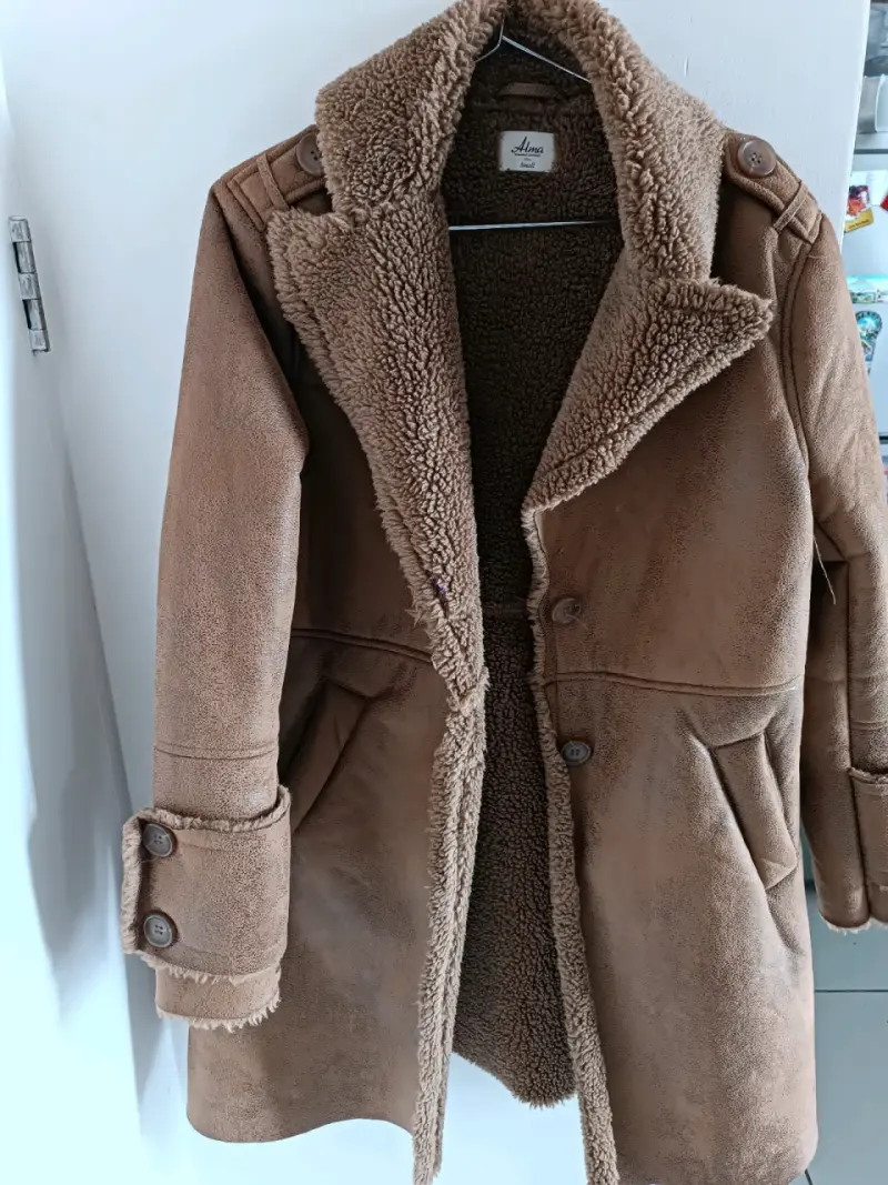 Chaqueta de invierno roja con capucha de piel sintética - 5