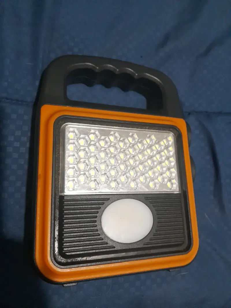 Linterna LED portátil recargable con asa - 1