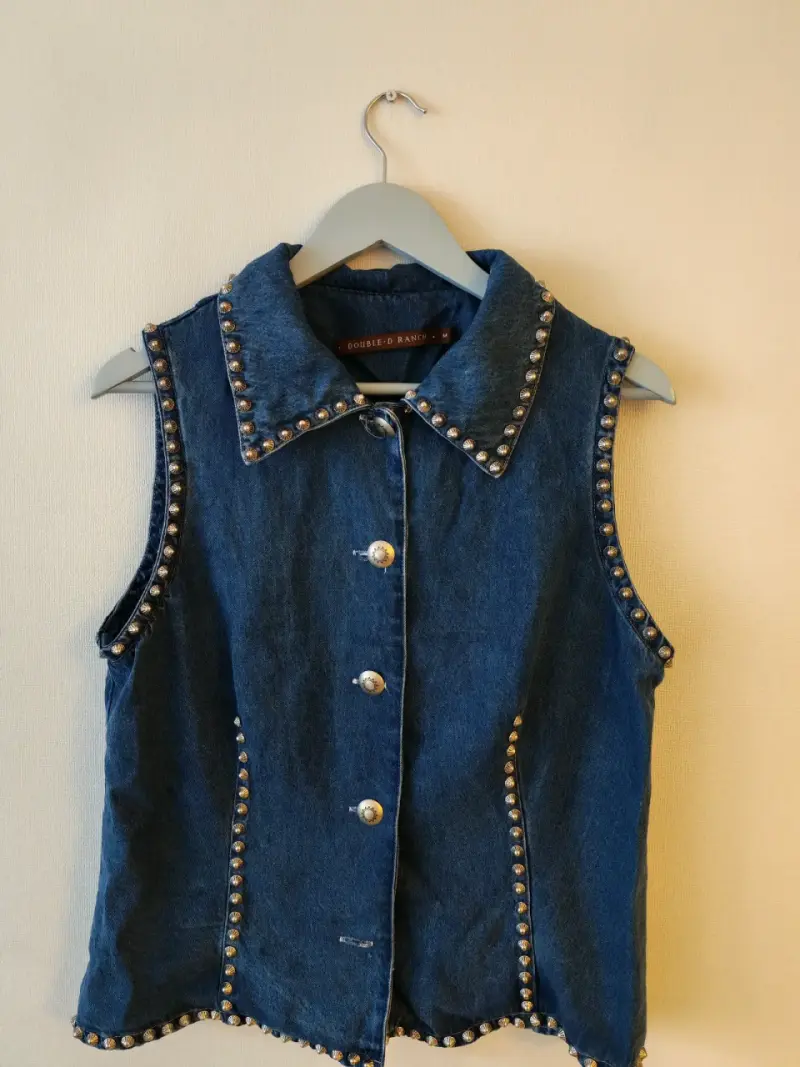 Blusa mezclilla con tachas - 1