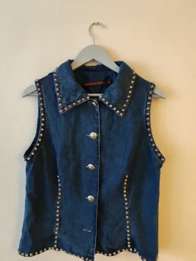 Blusa  mezclilla con tachas - miniatura 1
