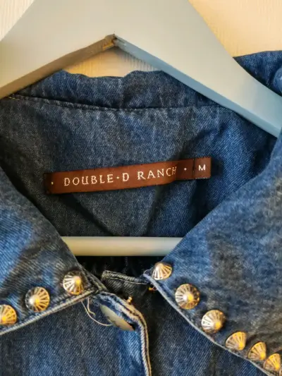 Blusa  mezclilla con tachas - miniatura 2