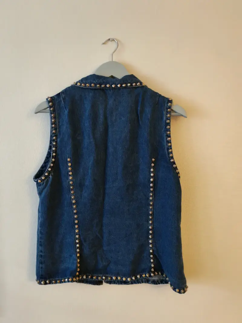 Blusa mezclilla con tachas - 3