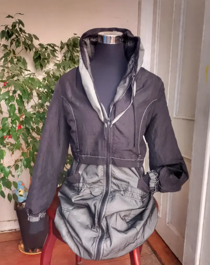 Chaqueta impermeable con capucha para mujer