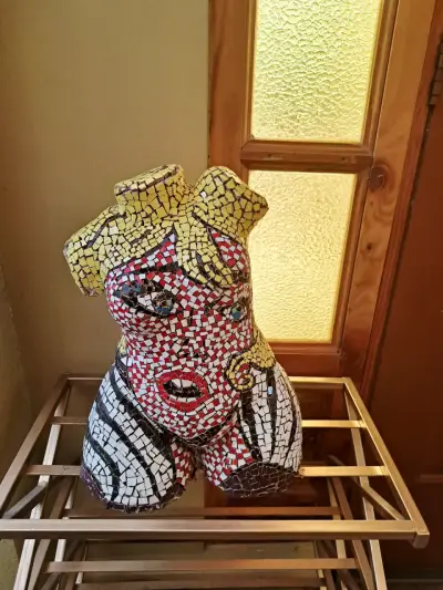 Escultura de mosaico estilo pop art - miniatura 1