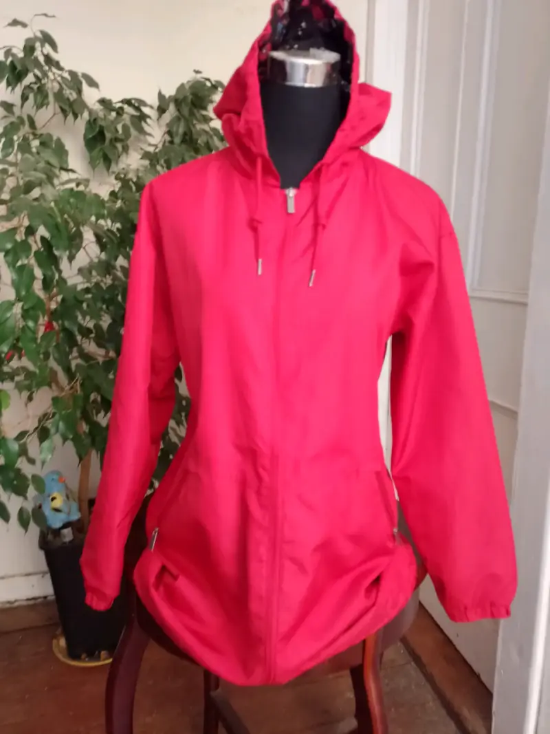 Chaqueta impermeable roja con capucha - 1