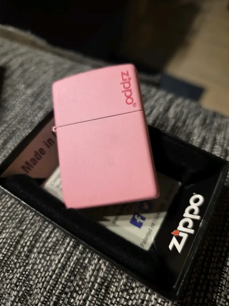 Encendedor Zippo ROSADO diseño ornamental - 1