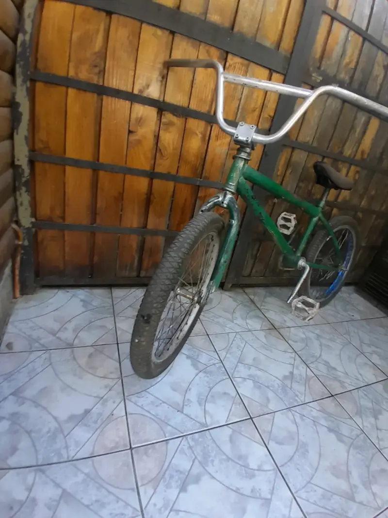 Bicicleta BMX verde para acrobacias - 1