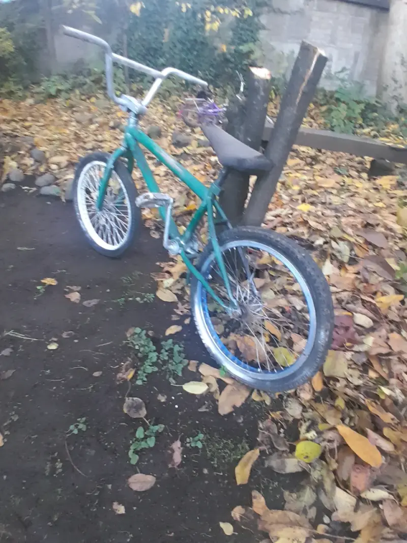 Bicicleta BMX verde para acrobacias - 2