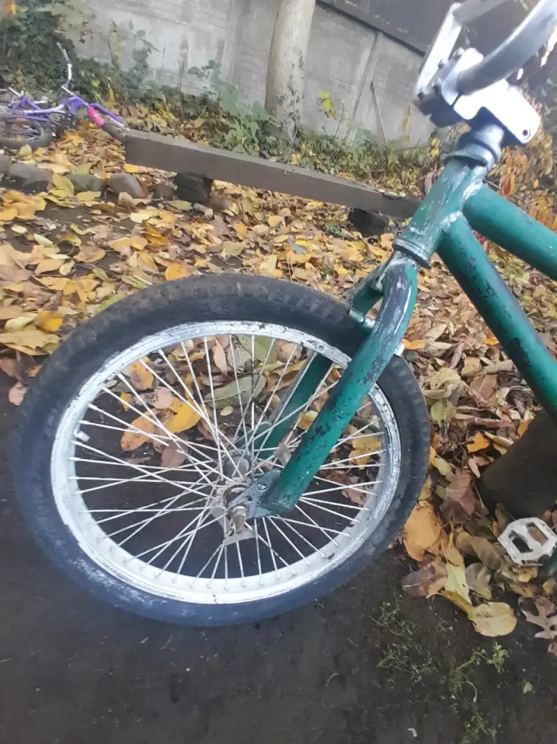 Bicicleta BMX verde para acrobacias - 4