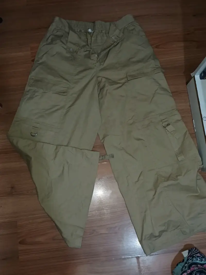 Pantalones cargo desmontables color caqui