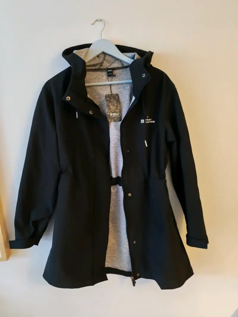 Chaqueta impermeable negra - 1