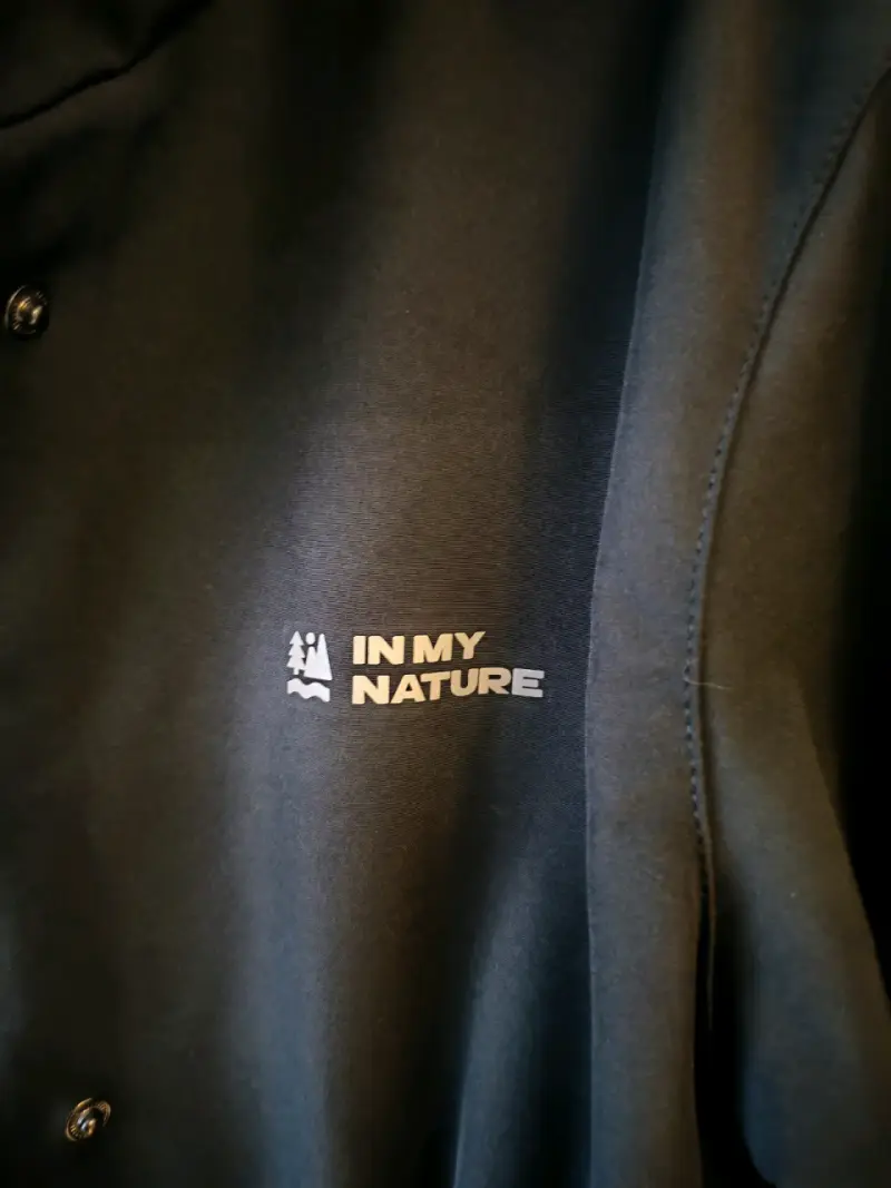 Chaqueta impermeable negra - 2