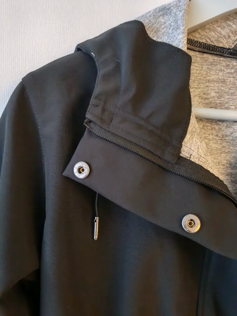 Chaqueta impermeable negra - 5