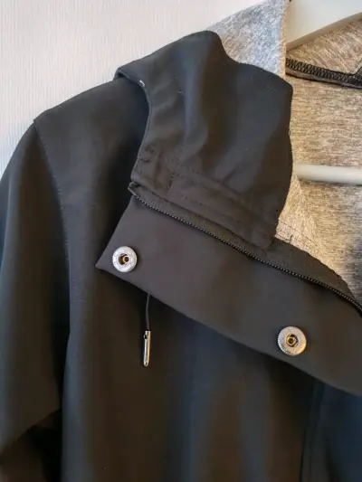 Chaqueta impermeable negra - miniatura 5