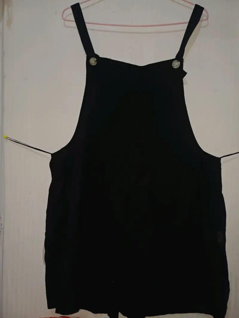 Peto negro de tirantes para mujer