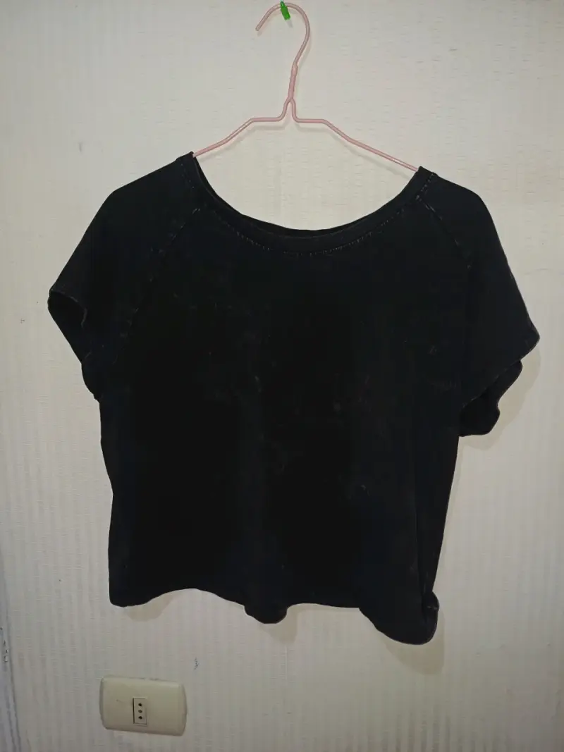 Polera negra básica para mujer
