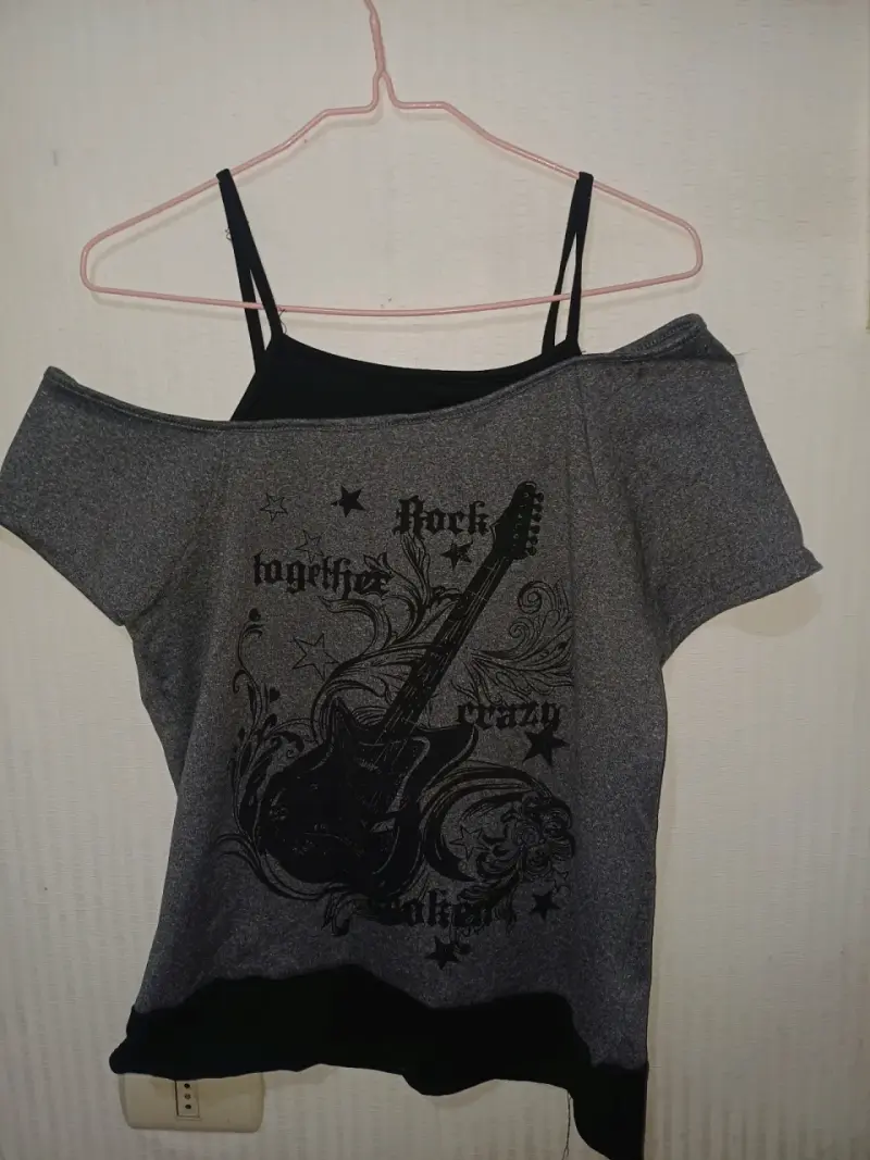 Polera gris con diseño de guitarra rockera
