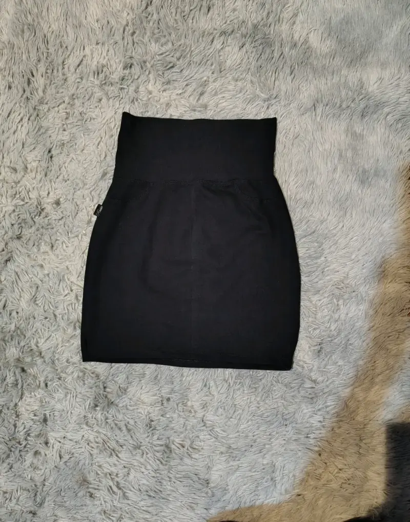 Falda negra ajustada para mujer
