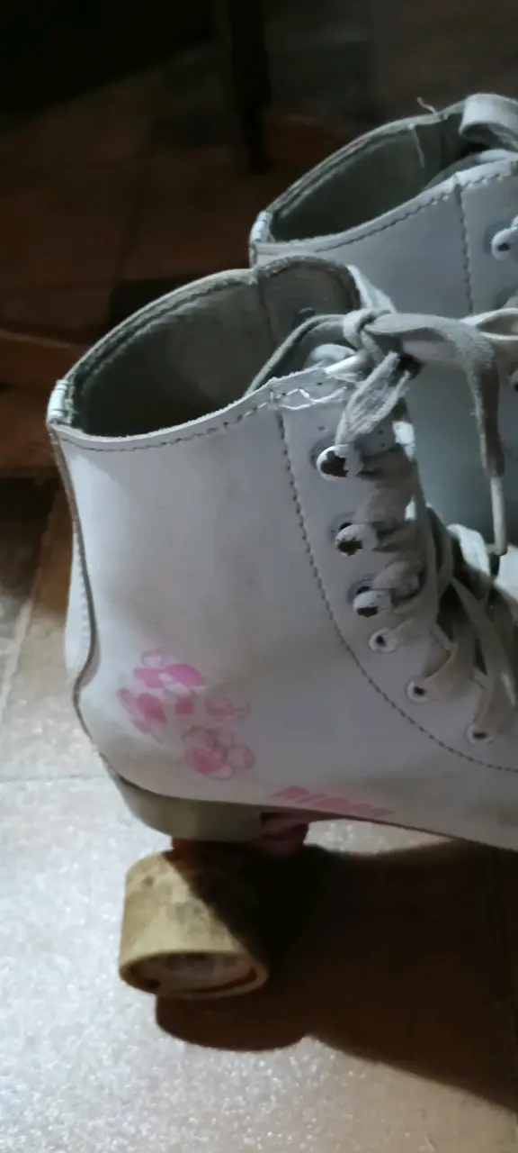 Patines de cuatro ruedas blancos con diseño floral - 1