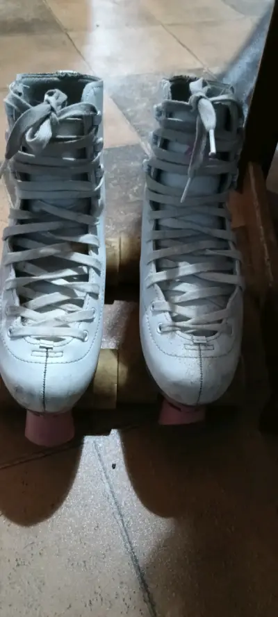 Patines de cuatro ruedas blancos con diseño floral - miniatura 2