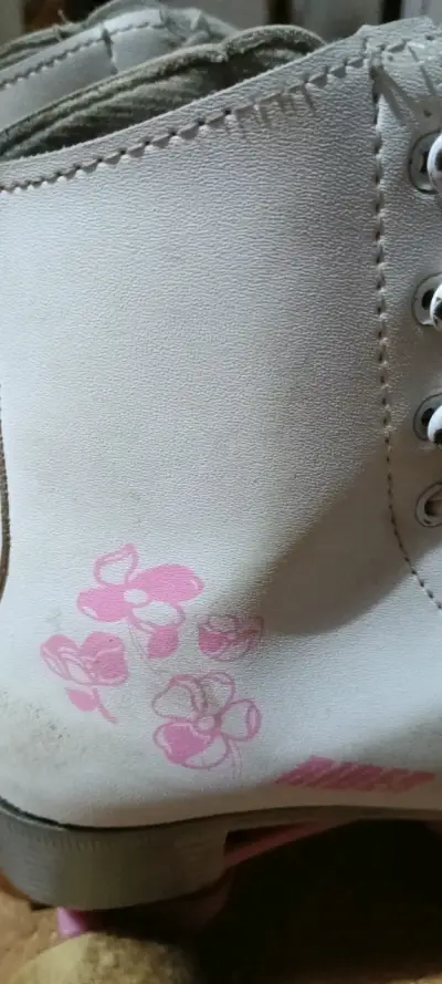 Patines de cuatro ruedas blancos con diseño floral - miniatura 3