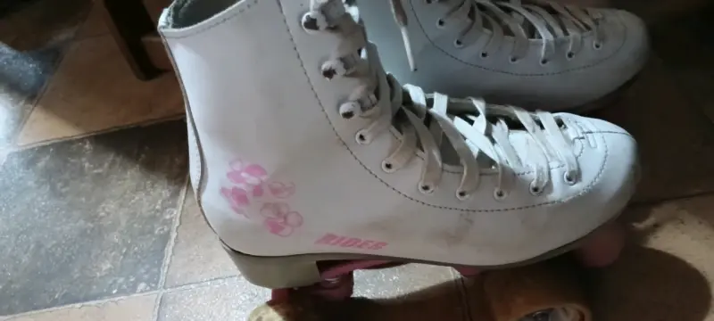 Patines de cuatro ruedas blancos con diseño floral - 4