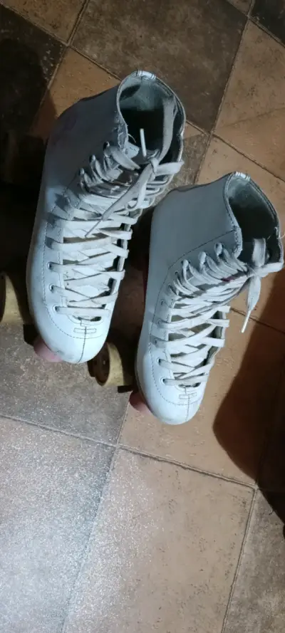 Patines de cuatro ruedas blancos con diseño floral - miniatura 5
