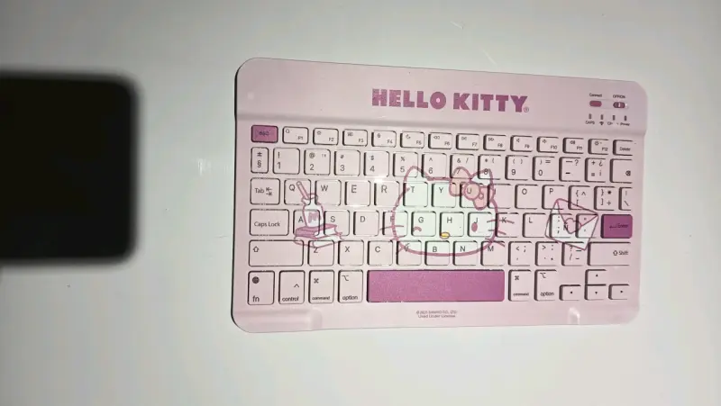 Tablet Lenovo con carcasa y teclado hello Kitty - 6