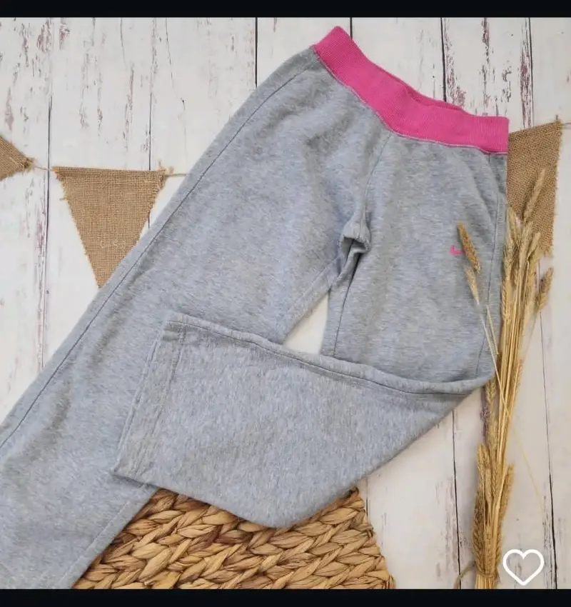 Pantalones deportivo gris con cintura rosada