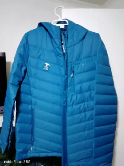 Chaqueta de invierno azul con capucha - miniatura 1