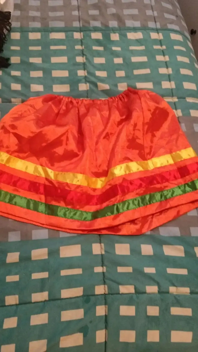 Falda típica chilena con colores vibrantes