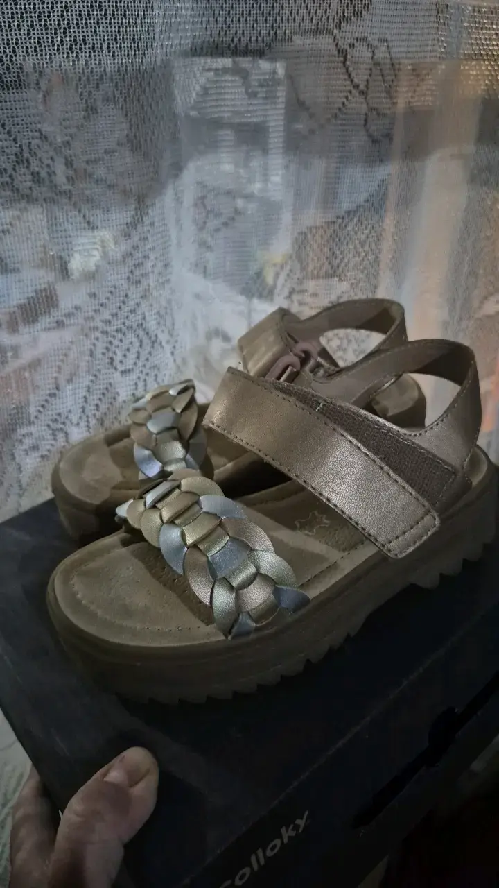 Sandalias doradas para niña Colloky - 1
